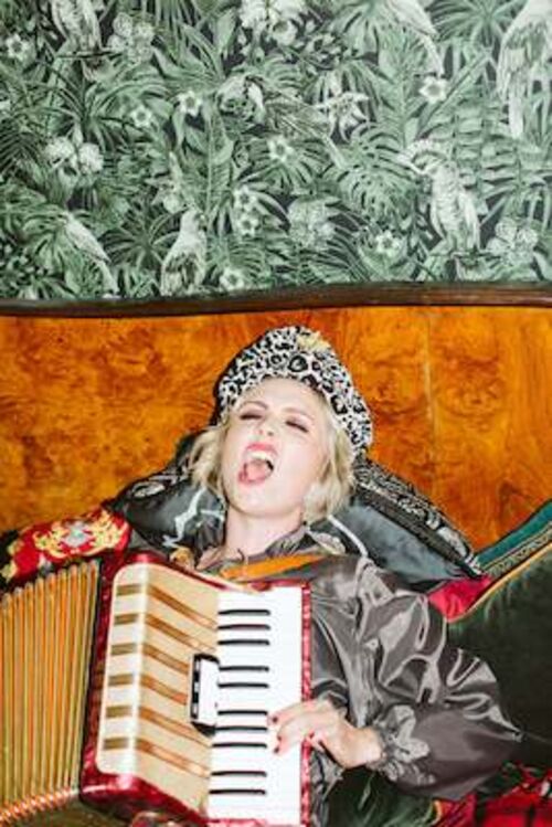 die-nowak-mit-steinige-grusse-von-der-grenzenlosen-wiese