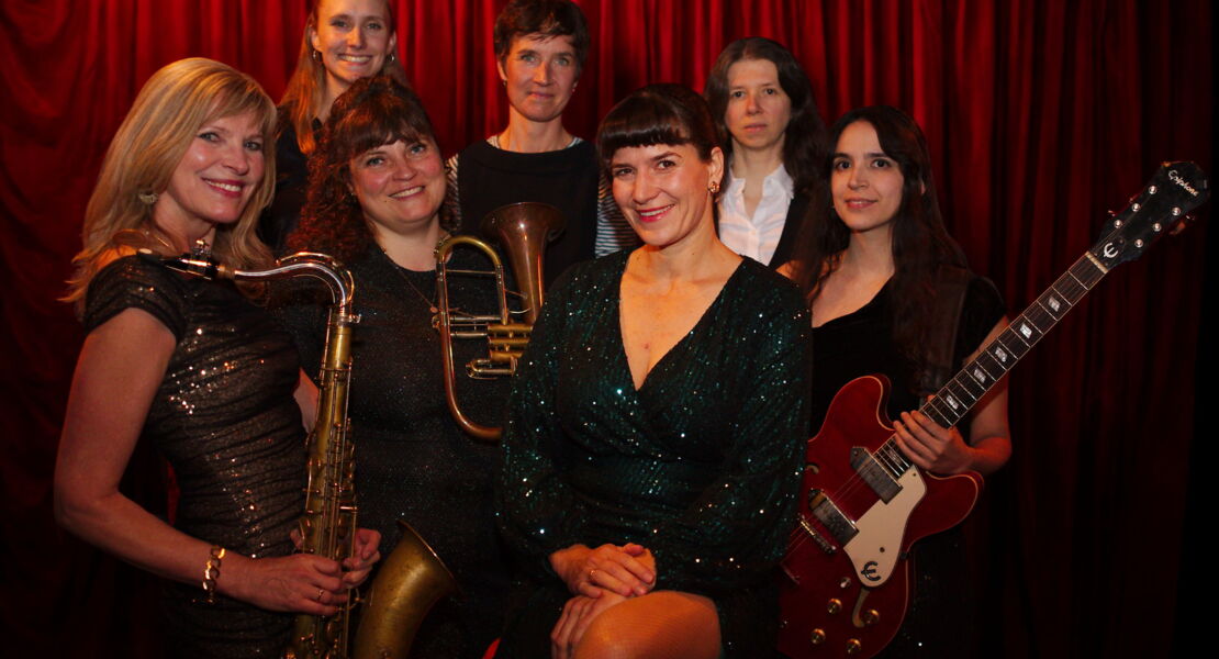 women-in-swing
