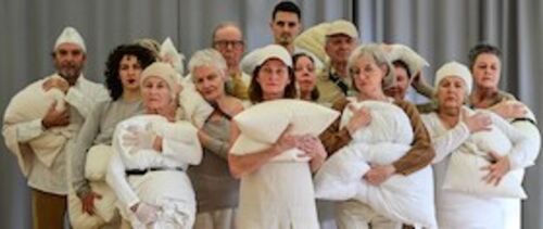 careambolage-premiere-des-altentanztheater-ensembles-zartbitter