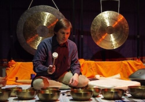 klang-der-stille-ralph-gaukel-klangperformance-fur-ruhe-und-innere-balance-mit-sitz-und-liegeplatzen